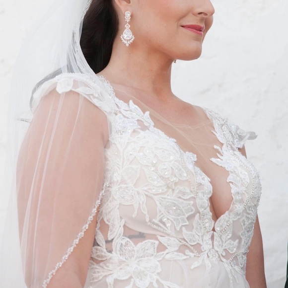 Beautiful wedding gown - Picture 3 of 5